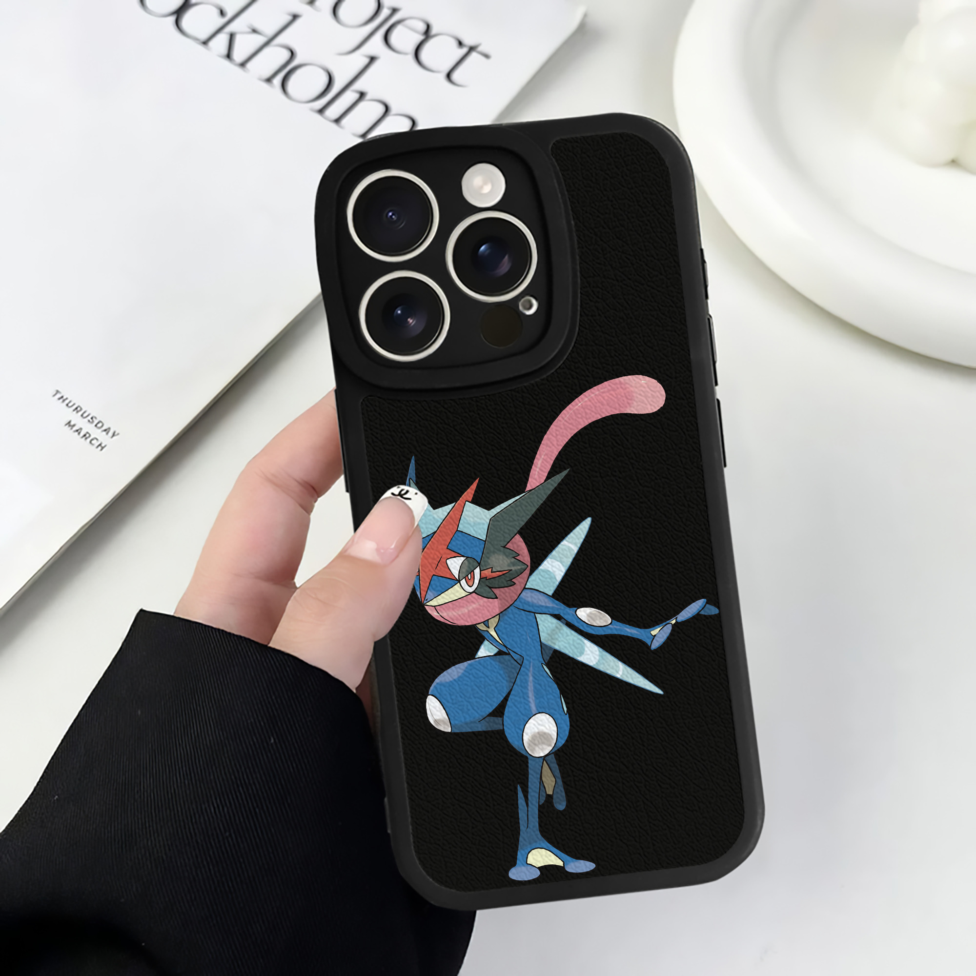 （画像用） ポケットモンスター Pokémon 【iPhone 16シリーズ対応】シリコンスマホケース（レザー調） 材質：シリコン